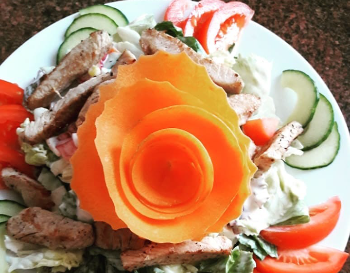 Salat mit Putenstreifen